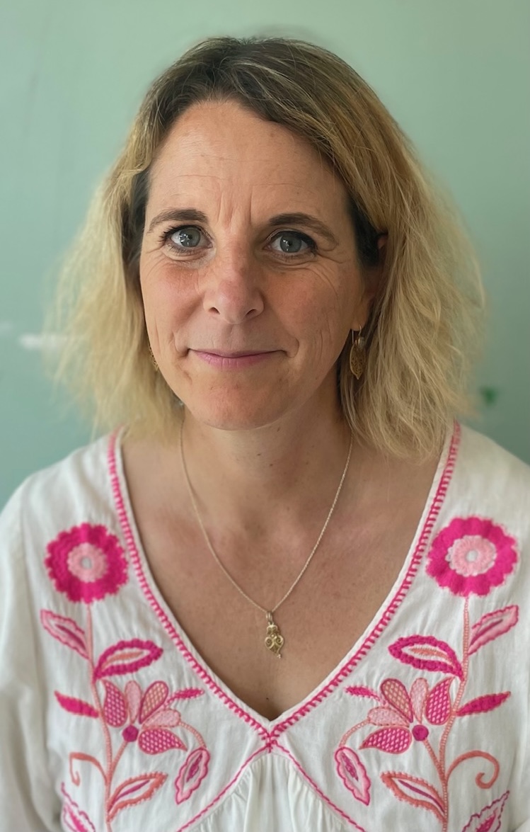 Stefanie Schläpfer, EMR-anerkannte Kunsttherapeutin, in ihrem Atelier